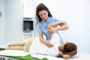 Manipulation ostéopathe. Patient allongé sur le côté.
